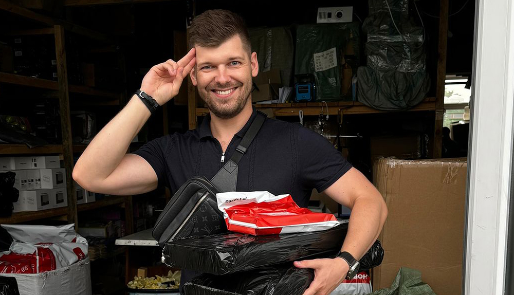 Михаил Хомич фото с товарами для отправки клиентам